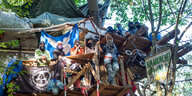 Umweltaktivisten auf einem Baumhaus