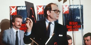 25.04.1983, Hamburg: „Stern“-Reporter Gerd Heidemann präsentiert auf der Pressekonferenz des Hamburger Magazins „Stern“ die vermeintlichen Dokumente. An diesem Tag begann der „Stern“ mit der Veröffentlichung der angeblichen „Hitler-Tagebücher“