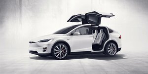 Das Tesla Model X, ein breite SUV, öffnet seine Flügeltüren