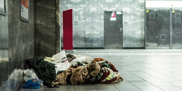 Obdachloser im Schlafsack im Bahnhof