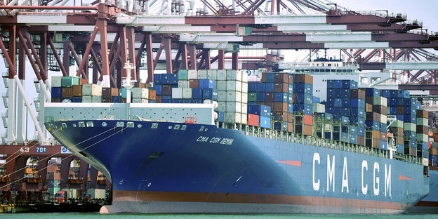 Ein Containerschiff liegt im Hafen von Qingdao