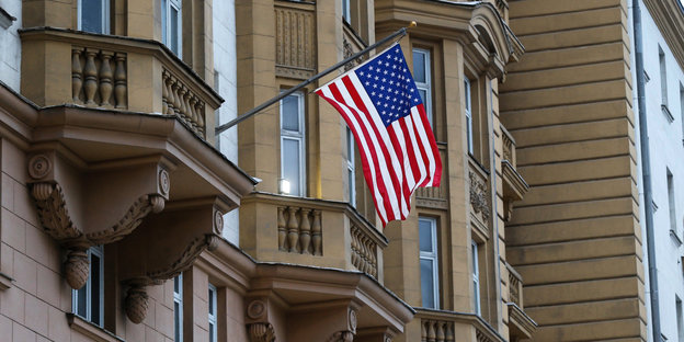 Die US-Flagge weht an der Botschaft der USA in Moskau
