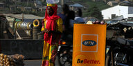 Frau in Nigeria vor einer Säule