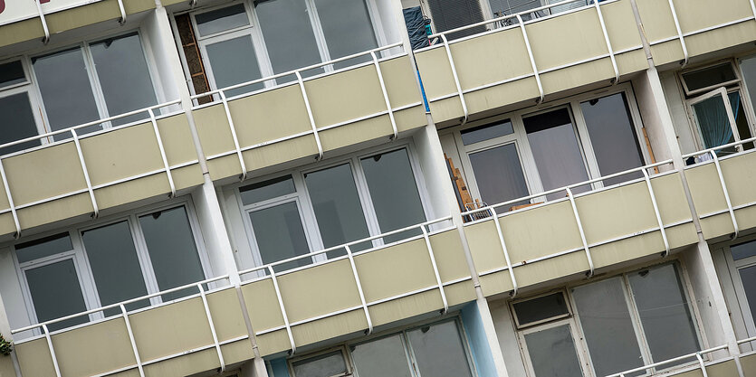 Altbaufenster mit Schild "Zu vermieten"