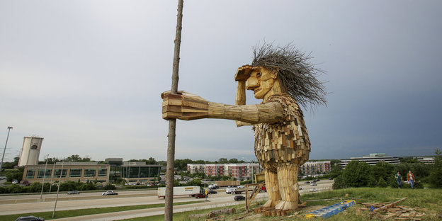 In den USA steht ein riesiger Holz-Troll neben einer Straße