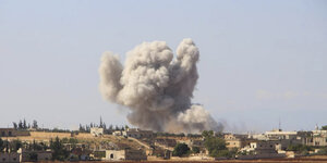 Rauch nach Luftangriff nahe Idlib