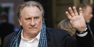 Gérard Depardieu lacht in die Kamera