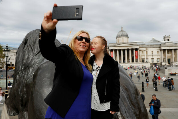 Mutter und Tochter mit Downsyndrom in London, posieren für ein Selfie
