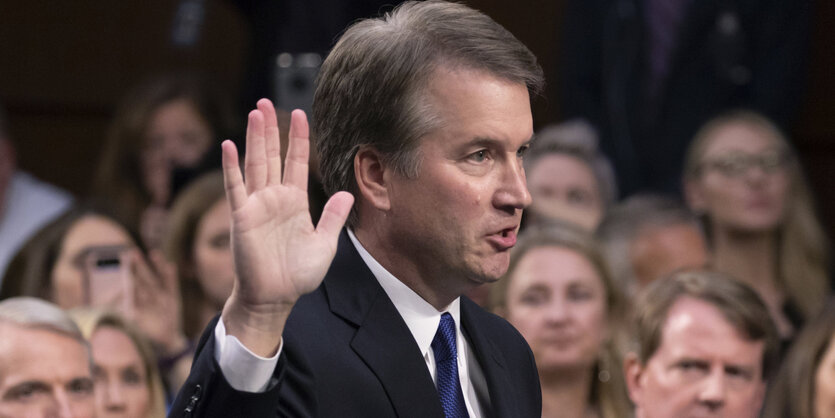 Brett Kavanaugh hebt die Hand zum Schwur