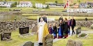 Dänische Prinzessinnen und Prinzen mit einem Geistlichen auf einem Friedhof