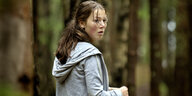 Szene aus dem Film „Utoya 22. Juli“: Eine Frau in einem Wald dreht sich um