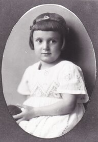 Historisches Schwarz-Weiß-Foto eines klenien Mädchens Historisches Schwarz-Weiß-Foto eines klenien Mädchens