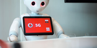 Roboter mit "5G" auf Bildschirm