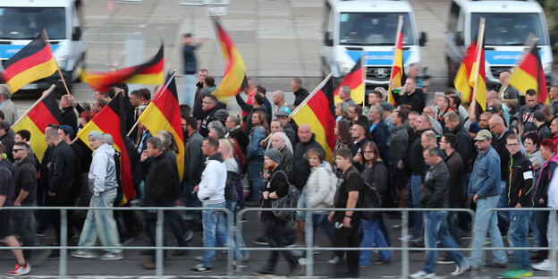 Rechte mit Deutschlandflaggen in Chemnitz