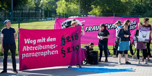 Mitglieder des Thüringer Frauen*kampftagsbündnisses protestieren vor der Eröffnung des 121. Deutscher Ärztetages gegen den Abtreibungsparagraphen 219a