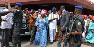 Vor der PDP-Parteizentrale in Abuja, Nigeria, stehen potentielle Wahlkämpferinnen