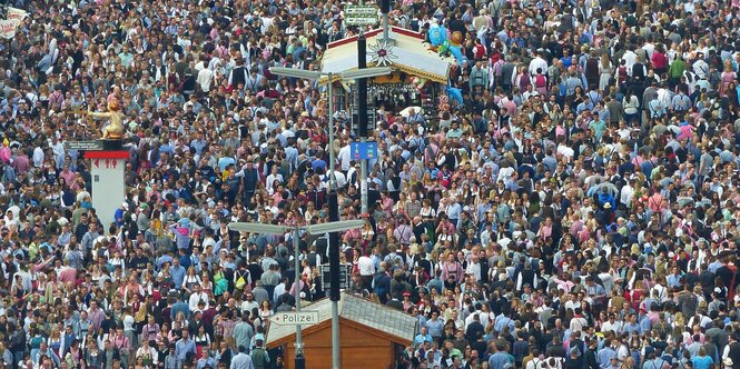 Menschenmengen und Hütten auf dem Oktoberfest