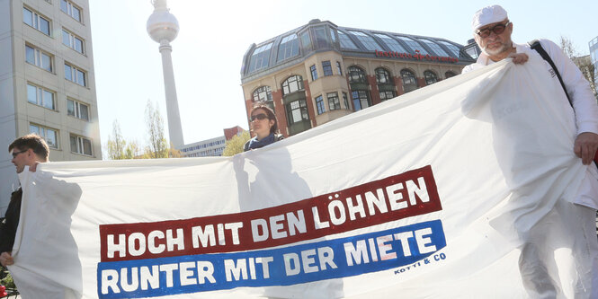 Demonstrationsplakat "Hoch mit den Löhnen, runter mit den Mieten"