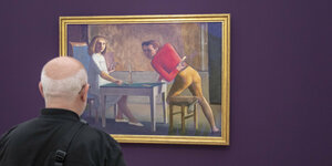 Ein Besucher betrachtet das Gemälde «La Partie de cartese» von 1948-1950 des Künstlers Balthus während der Vorschau der Ausstellung «Balthus»