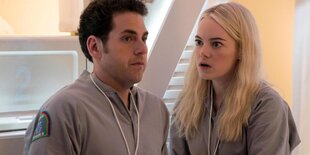 Szene aus "Maniac": Owen (Jonah Hill) und Annie (Emma Watson) stehen gleich gekleidet nebeneinander