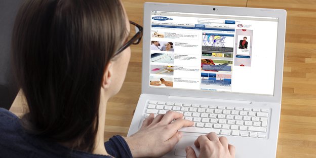 Gesundheit per Google: Ein junge Frau sitzt vor einem Laptop und schaut sich medizinische Webseiten an