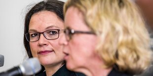 Andrea Nahles schaut zu Natascha Kohnen, die ins Mikrofon spricht.