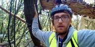 Journalist Steffen Meyn auf einem Baumhaus im Hambacher Forst