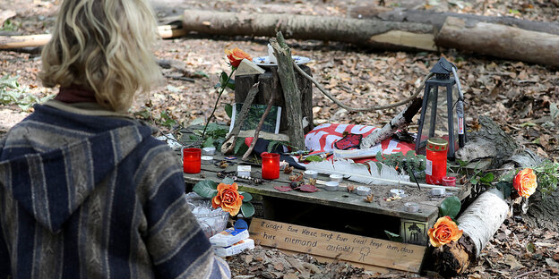 Aktivisten trauern an der Unfallstelle im Hambacher Forst.