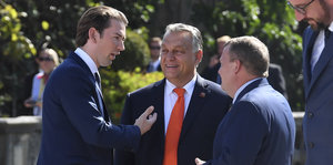 Sebastian Kurz, Viktor Orban und Lars Lokke Rasmussen unterhalten sich