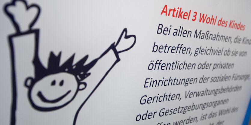 Ein Plakat mit dem Text von Artikel 3 der UN-Kinderrechtskonvention.