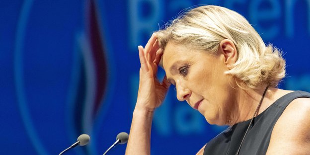 Marine Le Pen mit Hand am Kopf