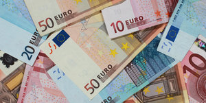 Banknoten von 50, 20 und 10 Euro