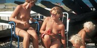 Frauen und Kinder nackt am Strand
