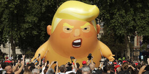 Ein riesiger Ballon, der aussieht wie Donald Trump als Baby