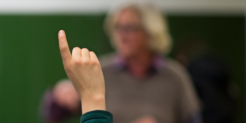 Ein Schüler meldet sich im Unterrricht