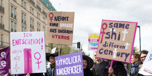 Demonstrierende mit Plakaten bei der Demo gegen den "Marsch für das Leben"