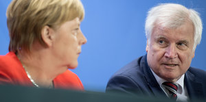 Bundeskanzlerin Angela Merkel und Horst Seehofer, Bundesinnenminister (CSU), nehmen an der Pressekonferenz nach dem Wohngipfel im Bundeskanzleramt teil