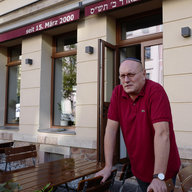 Uwe Dziuballa vor seinem Restaurant "Shalom"