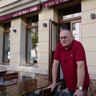Uwe Dziuballa vor seinem Restaurant 