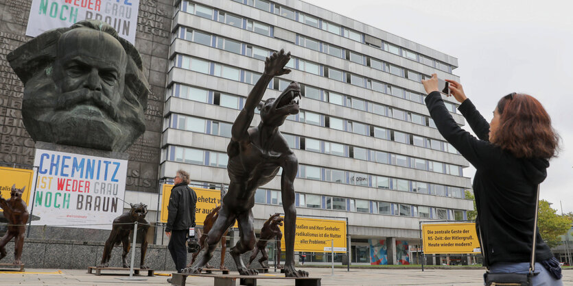 Eine Kustaktion in Chemnitz zeigt einen Wolf, der den Hitlergruß zeigt