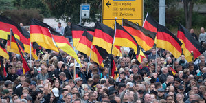 Rechtsextreme demonstrieren in Chemnitz mit Deutschlandfahnen