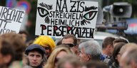 Teilnehmer eines Demonstrationszuges ziehen auf dem Weg zum Familienfest des Bündnisses „Rostock Nazifrei“ auf dem Universitätsplatz durch die Stadt und halten ein Transparent mit der Aufschrift „Nazis streicheln heimlich Perserkatzen“