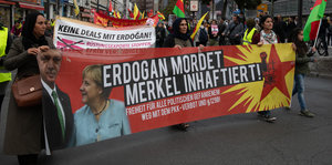 Spitze eines Demonstrationszuges gegen Erdogan