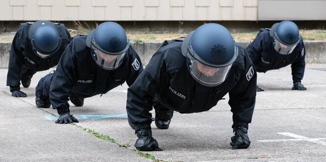 Uniformierte mit Helm machen Liegestütze