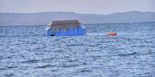 Rumpf eines Schiffes ragt aus dem Wasser