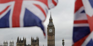 Der Big Ben, davor die britische Flagge