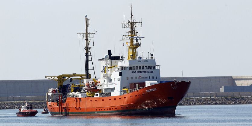 Aus Seenot gerette Flüchtlinge kommen mit der "Aquarius" im Hafen an. Das Schiff der Hilfsorganisation "SOS Mediterranee" hatte 630 schiffbrüchige Migranten an Bord genommen