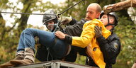 Im Hambacher Forst wird ein Demonstrant von Polizisten von einem Seil abgehängt
