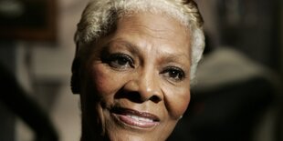 Dionne Warwick lächelt