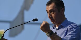 Cem Özdemir ballt die Faust und spricht in ein Mikrofon